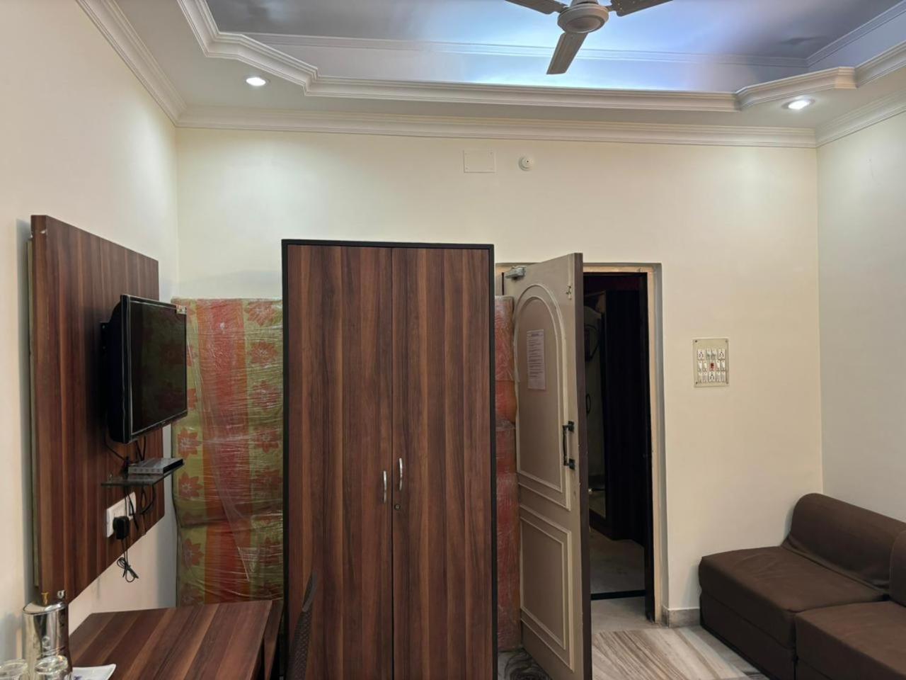 Om Sai Villa Guesthouse Kolkata Ngoại thất bức ảnh