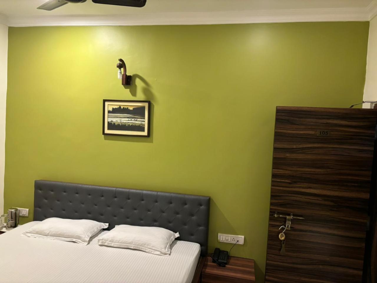 Om Sai Villa Guesthouse Kolkata Ngoại thất bức ảnh