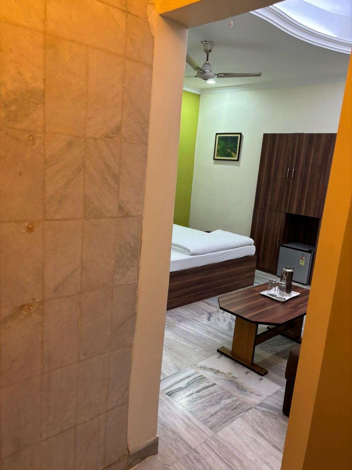Om Sai Villa Guesthouse Kolkata Ngoại thất bức ảnh